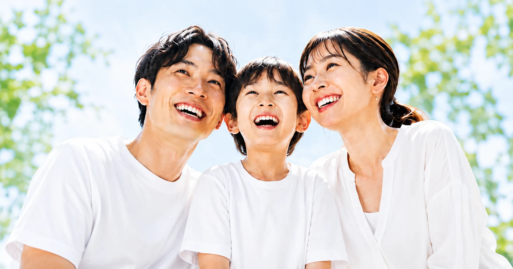 笑顔で過ごす家族