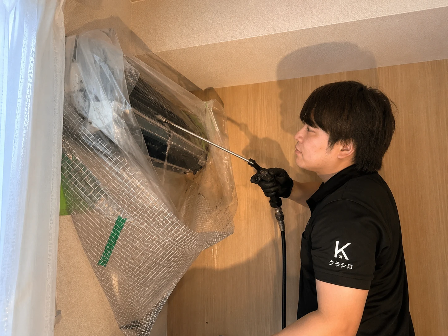 お掃除機能付きエアコンのクリーニング作業